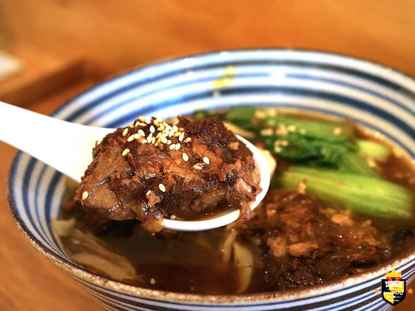 台南麵店/平日只賣晚餐時段/私房調料自製麵條/大量蔬果+秘製漢方熬湯/自家醃製天然酸白菜/無鹽無味精/隱身巷弄百年老宅