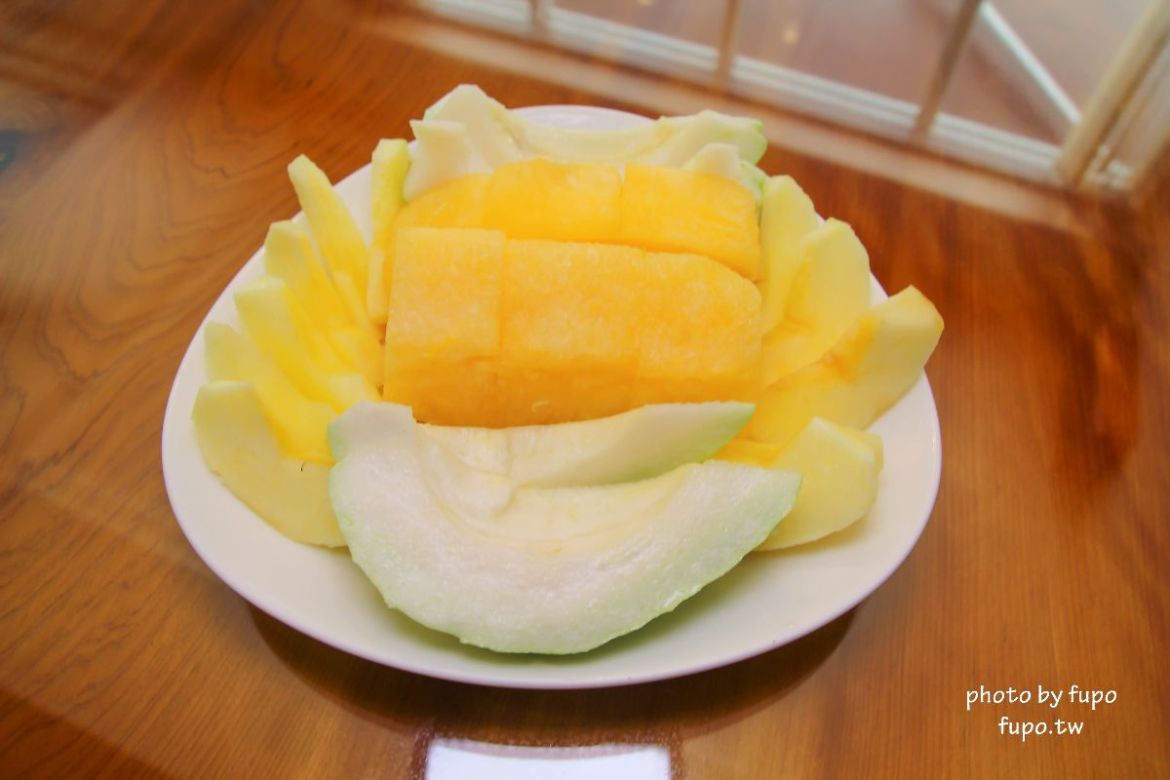 超美!宜蘭白宮秘境,婚紗拍照聖地:天然湧泉,美麗湖畔,免費協力車自行車,戲水池,划船,撞球,在地下午茶(一泊二食)推薦,獨門獨棟設計(日式和室.獨立陽台)~CP值超高,連假度假住宿推薦。