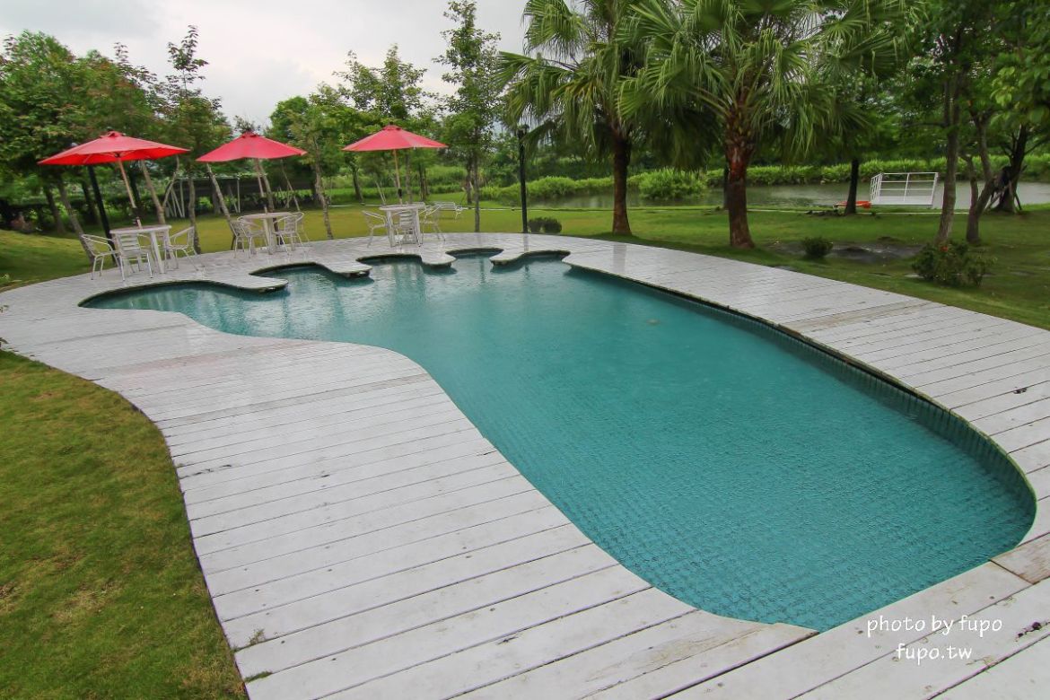 超美!宜蘭白宮秘境,婚紗拍照聖地:天然湧泉,美麗湖畔,免費協力車自行車,戲水池,划船,撞球,在地下午茶(一泊二食)推薦,獨門獨棟設計(日式和室.獨立陽台)~CP值超高,連假度假住宿推薦。