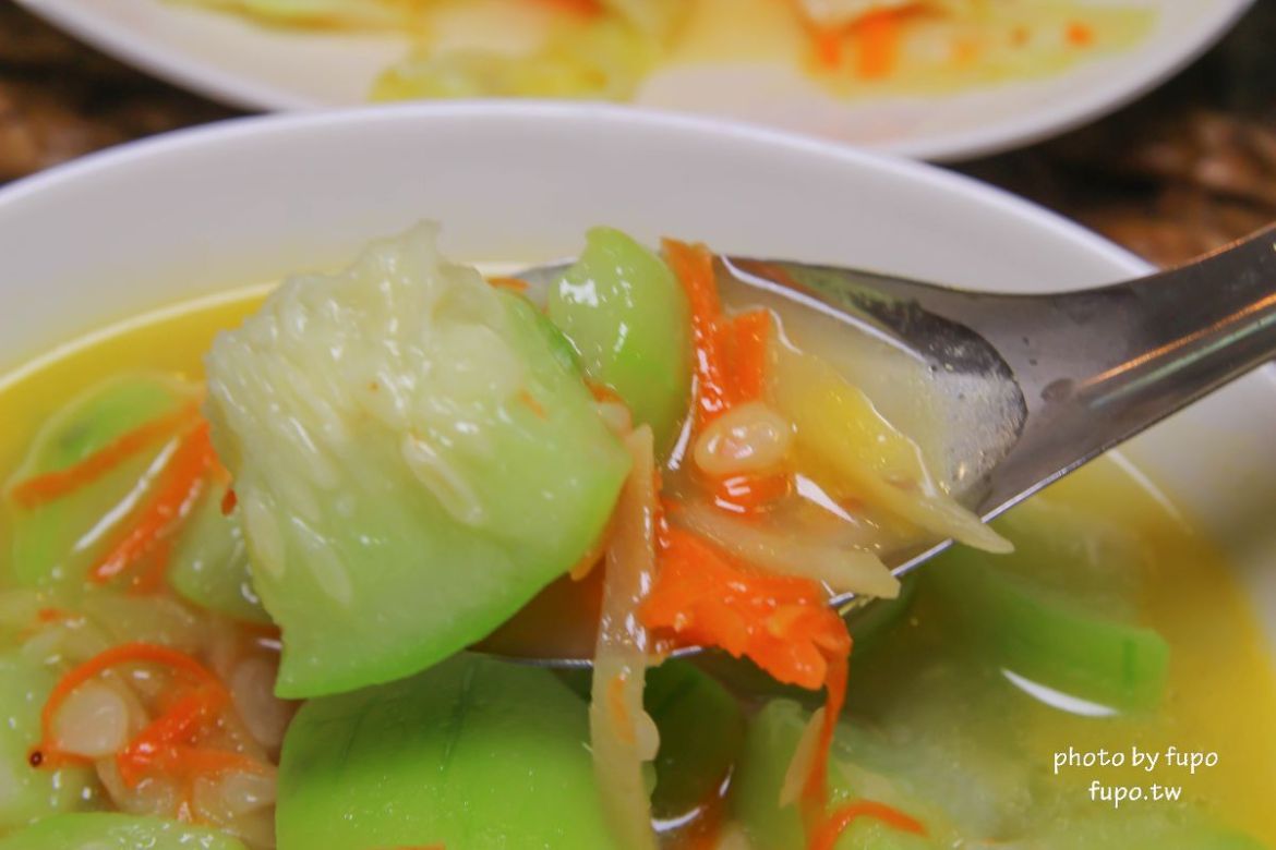 超美!宜蘭白宮秘境,婚紗拍照聖地:天然湧泉,美麗湖畔,免費協力車自行車,戲水池,划船,撞球,在地下午茶(一泊二食)推薦,獨門獨棟設計(日式和室.獨立陽台)~CP值超高,連假度假住宿推薦。