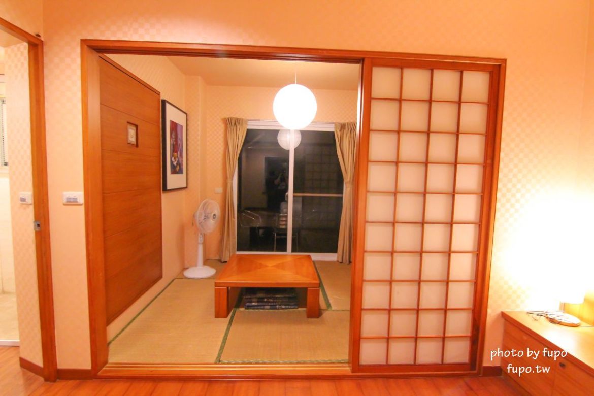 超美!宜蘭白宮秘境,婚紗拍照聖地:天然湧泉,美麗湖畔,免費協力車自行車,戲水池,划船,撞球,在地下午茶(一泊二食)推薦,獨門獨棟設計(日式和室.獨立陽台)~CP值超高,連假度假住宿推薦。