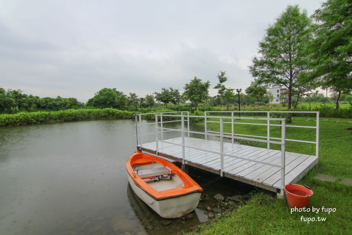 超美!宜蘭白宮秘境,婚紗拍照聖地:天然湧泉,美麗湖畔,免費協力車自行車,戲水池,划船,撞球,在地下午茶(一泊二食)推薦,獨門獨棟設計(日式和室.獨立陽台)~CP值超高,連假度假住宿推薦。