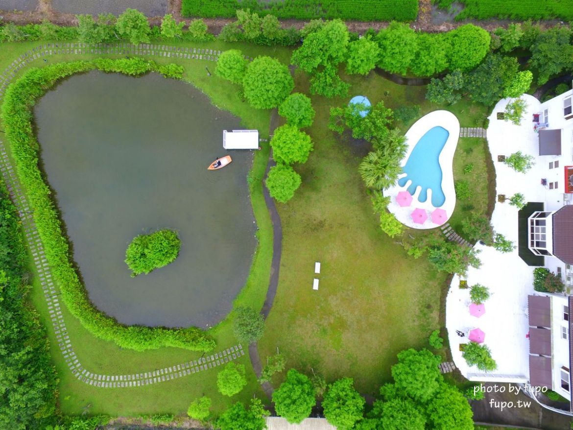 超美!宜蘭白宮秘境,婚紗拍照聖地:天然湧泉,美麗湖畔,免費協力車自行車,戲水池,划船,撞球,在地下午茶(一泊二食)推薦,獨門獨棟設計(日式和室.獨立陽台)~CP值超高,連假度假住宿推薦。