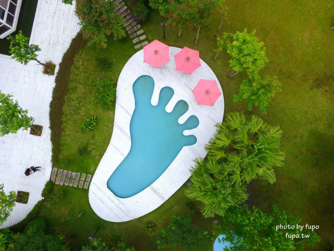 超美!宜蘭白宮秘境,婚紗拍照聖地:天然湧泉,美麗湖畔,免費協力車自行車,戲水池,划船,撞球,在地下午茶(一泊二食)推薦,獨門獨棟設計(日式和室.獨立陽台)~CP值超高,連假度假住宿推薦。