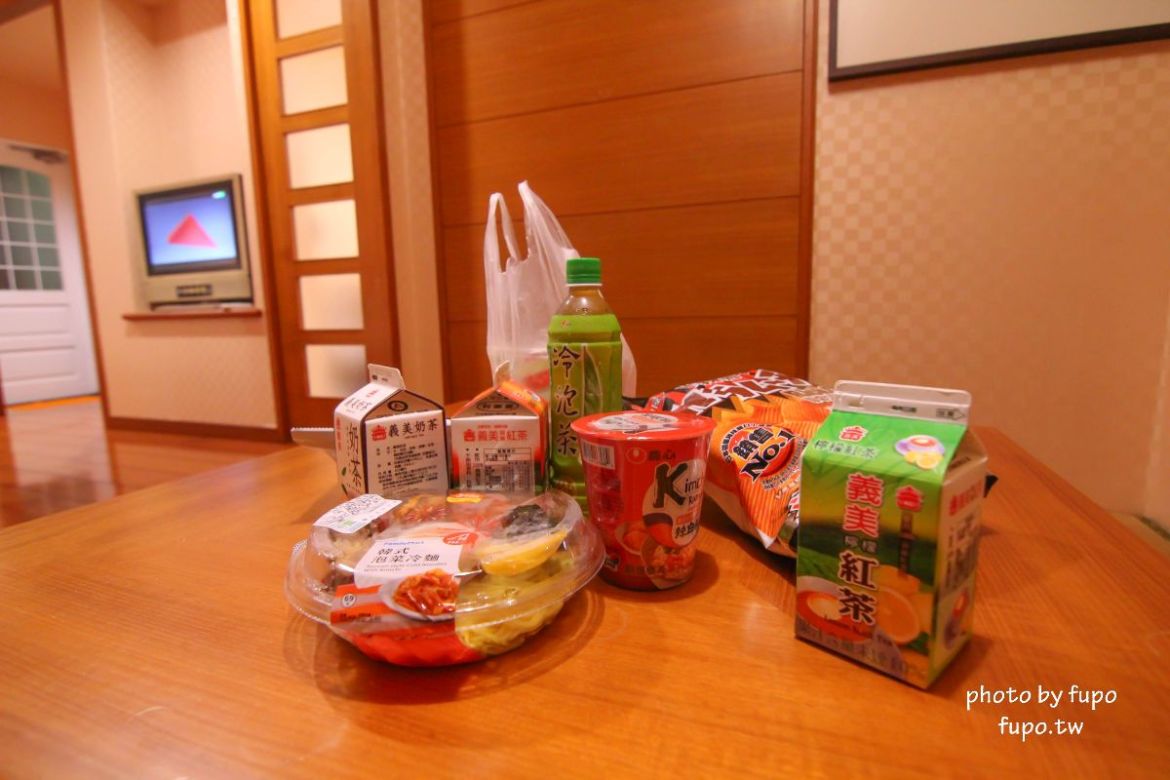 超美!宜蘭白宮秘境,婚紗拍照聖地:天然湧泉,美麗湖畔,免費協力車自行車,戲水池,划船,撞球,在地下午茶(一泊二食)推薦,獨門獨棟設計(日式和室.獨立陽台)~CP值超高,連假度假住宿推薦。