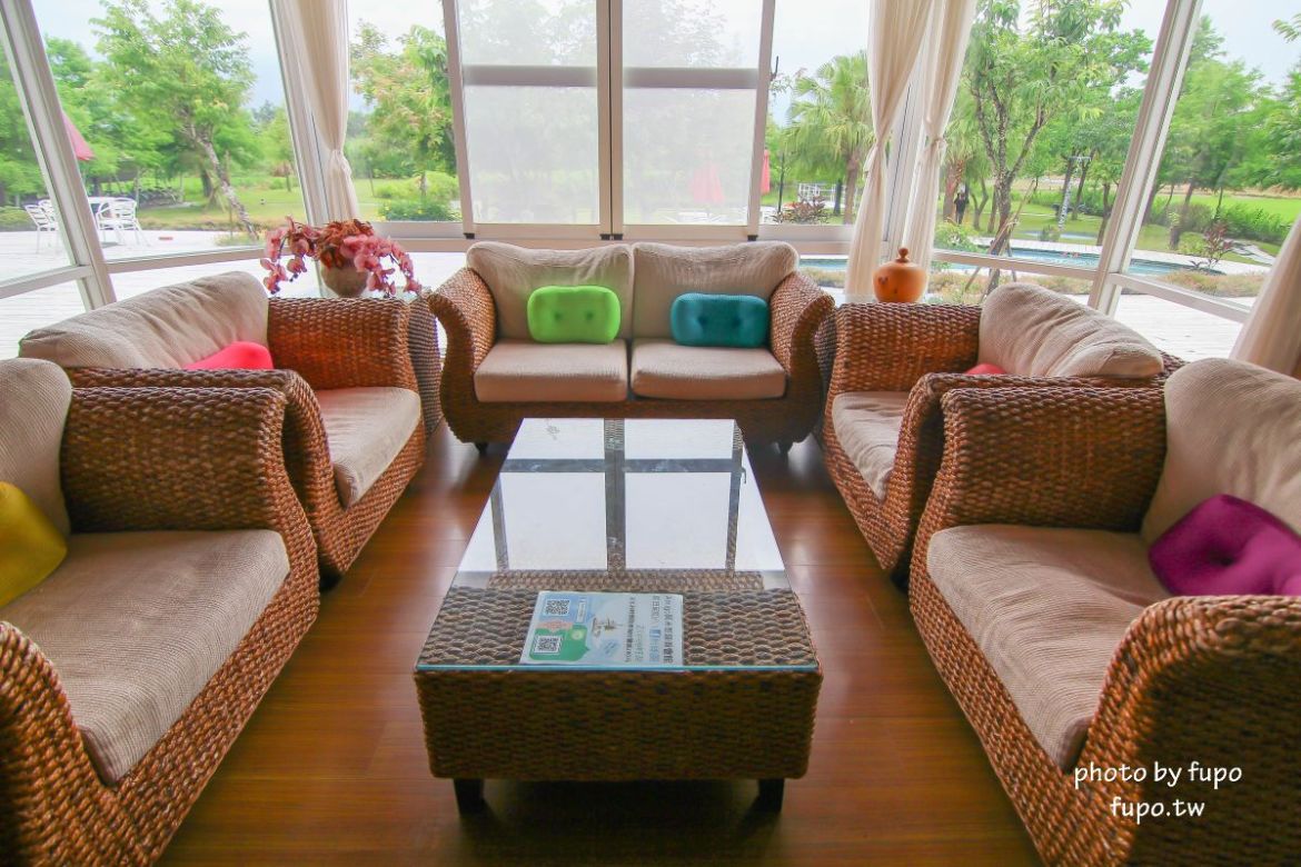 超美!宜蘭白宮秘境,婚紗拍照聖地:天然湧泉,美麗湖畔,免費協力車自行車,戲水池,划船,撞球,在地下午茶(一泊二食)推薦,獨門獨棟設計(日式和室.獨立陽台)~CP值超高,連假度假住宿推薦。