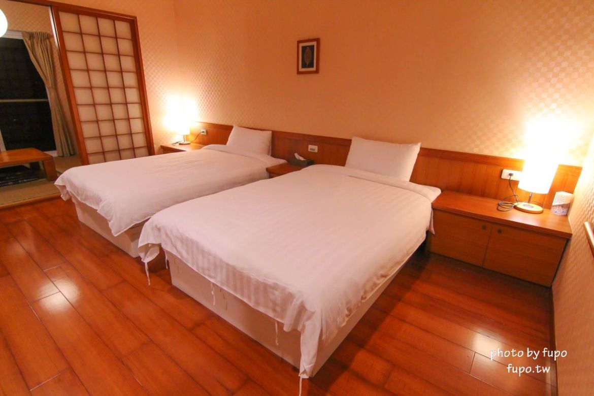 超美!宜蘭白宮秘境,婚紗拍照聖地:天然湧泉,美麗湖畔,免費協力車自行車,戲水池,划船,撞球,在地下午茶(一泊二食)推薦,獨門獨棟設計(日式和室.獨立陽台)~CP值超高,連假度假住宿推薦。