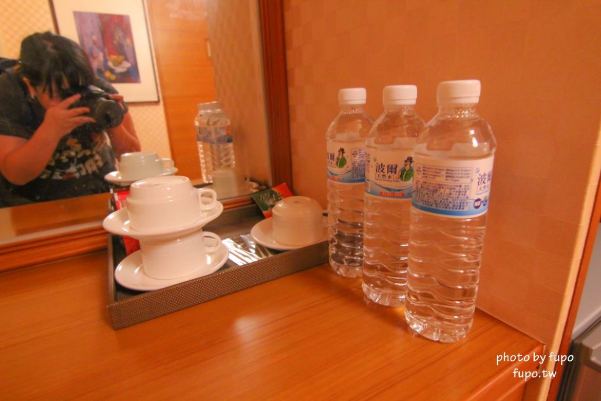 超美!宜蘭白宮秘境,婚紗拍照聖地:天然湧泉,美麗湖畔,免費協力車自行車,戲水池,划船,撞球,在地下午茶(一泊二食)推薦,獨門獨棟設計(日式和室.獨立陽台)~CP值超高,連假度假住宿推薦。