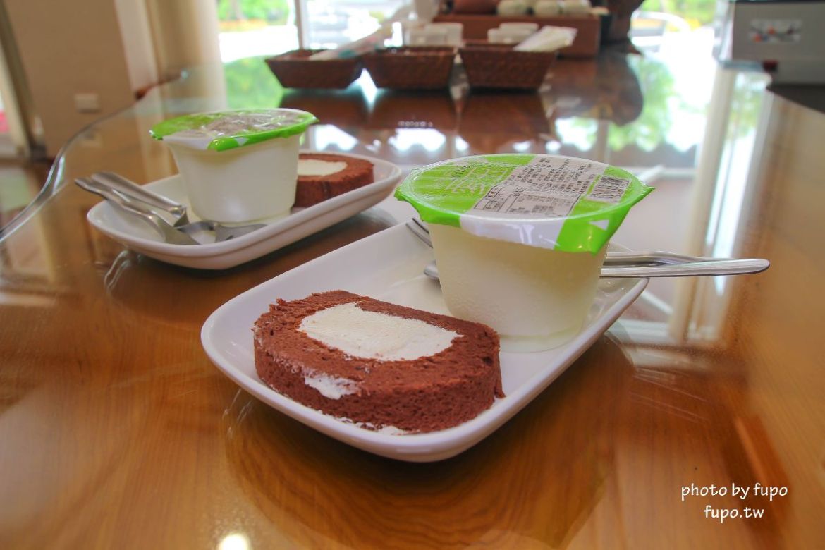 超美!宜蘭白宮秘境,婚紗拍照聖地:天然湧泉,美麗湖畔,免費協力車自行車,戲水池,划船,撞球,在地下午茶(一泊二食)推薦,獨門獨棟設計(日式和室.獨立陽台)~CP值超高,連假度假住宿推薦。