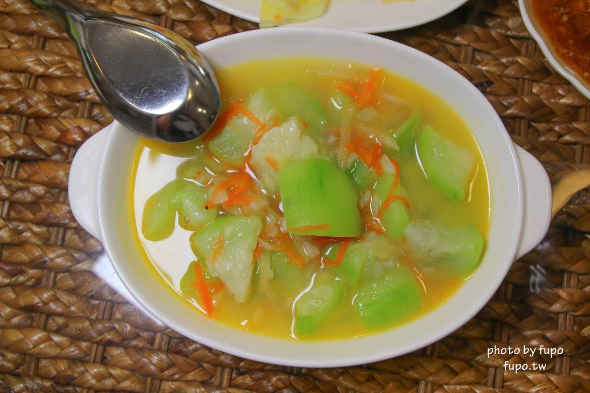 超美!宜蘭白宮秘境,婚紗拍照聖地:天然湧泉,美麗湖畔,免費協力車自行車,戲水池,划船,撞球,在地下午茶(一泊二食)推薦,獨門獨棟設計(日式和室.獨立陽台)~CP值超高,連假度假住宿推薦。