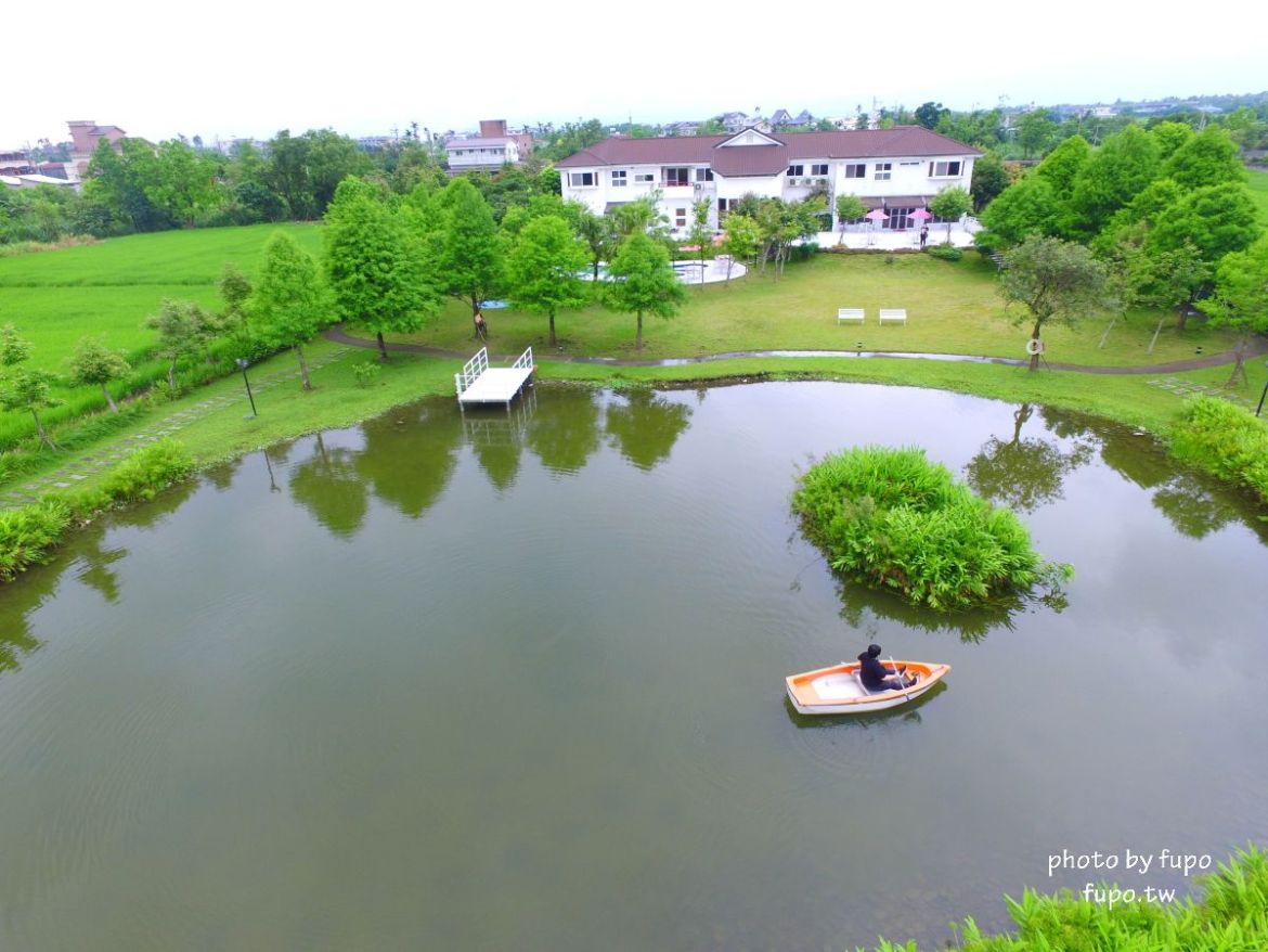 超美!宜蘭白宮秘境,婚紗拍照聖地:天然湧泉,美麗湖畔,免費協力車自行車,戲水池,划船,撞球,在地下午茶(一泊二食)推薦,獨門獨棟設計(日式和室.獨立陽台)~CP值超高,連假度假住宿推薦。