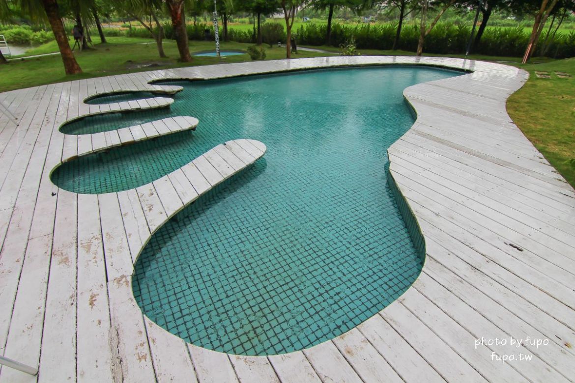 超美!宜蘭白宮秘境,婚紗拍照聖地:天然湧泉,美麗湖畔,免費協力車自行車,戲水池,划船,撞球,在地下午茶(一泊二食)推薦,獨門獨棟設計(日式和室.獨立陽台)~CP值超高,連假度假住宿推薦。