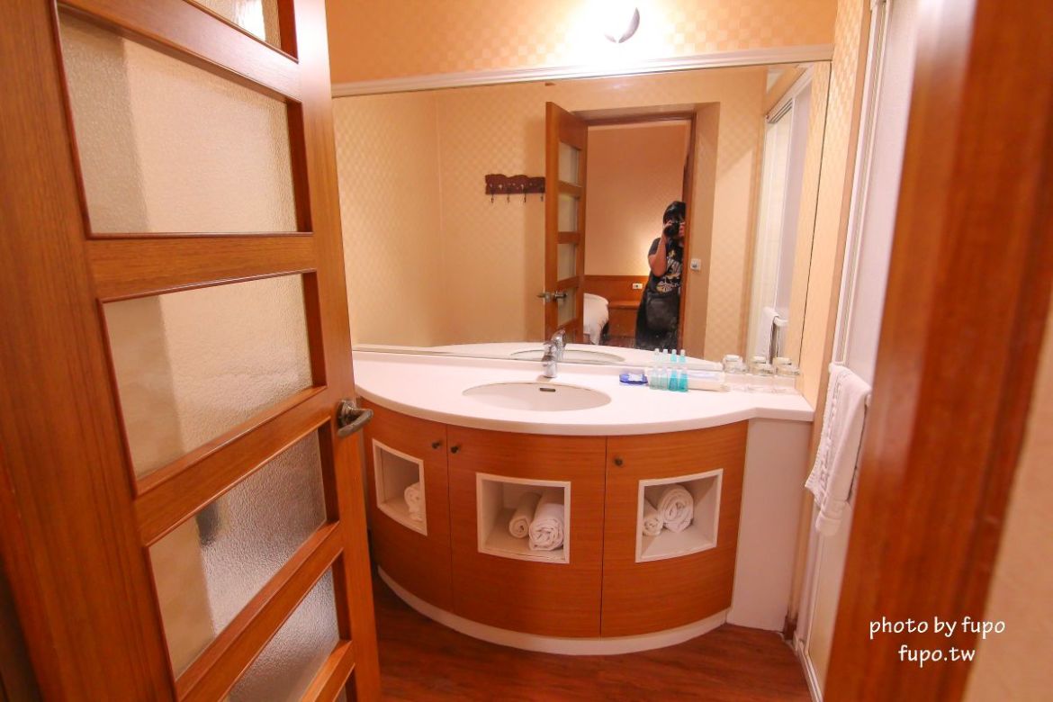 超美!宜蘭白宮秘境,婚紗拍照聖地:天然湧泉,美麗湖畔,免費協力車自行車,戲水池,划船,撞球,在地下午茶(一泊二食)推薦,獨門獨棟設計(日式和室.獨立陽台)~CP值超高,連假度假住宿推薦。