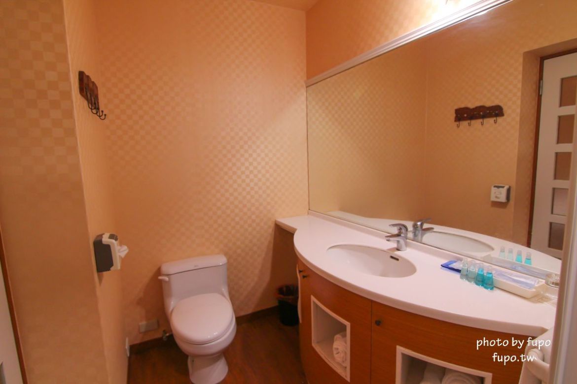 超美!宜蘭白宮秘境,婚紗拍照聖地:天然湧泉,美麗湖畔,免費協力車自行車,戲水池,划船,撞球,在地下午茶(一泊二食)推薦,獨門獨棟設計(日式和室.獨立陽台)~CP值超高,連假度假住宿推薦。