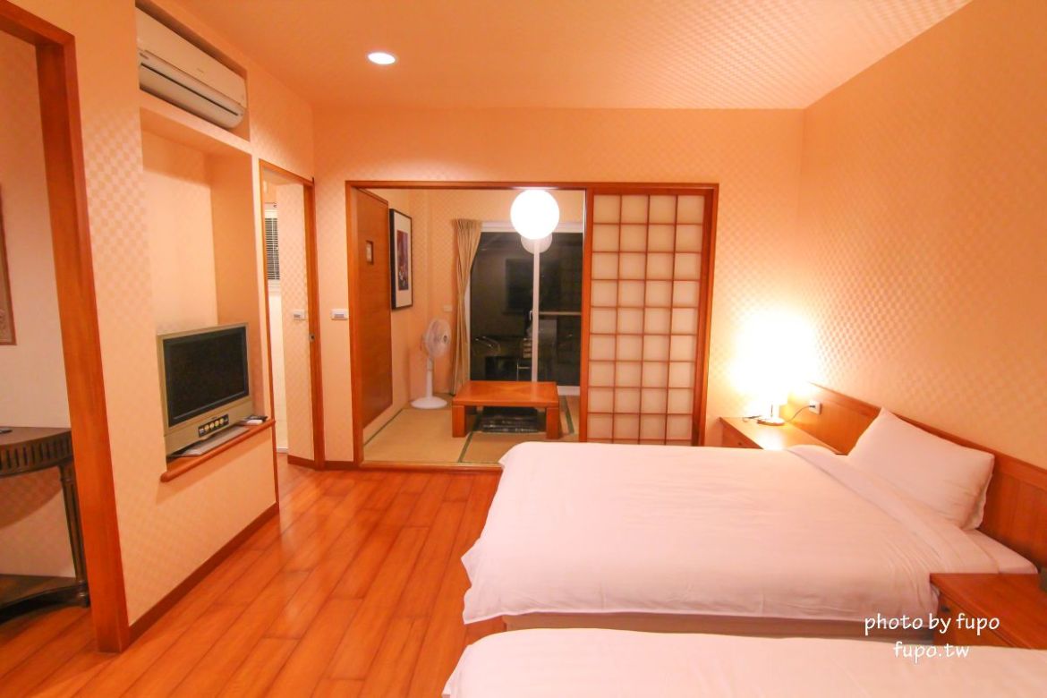 超美!宜蘭白宮秘境,婚紗拍照聖地:天然湧泉,美麗湖畔,免費協力車自行車,戲水池,划船,撞球,在地下午茶(一泊二食)推薦,獨門獨棟設計(日式和室.獨立陽台)~CP值超高,連假度假住宿推薦。