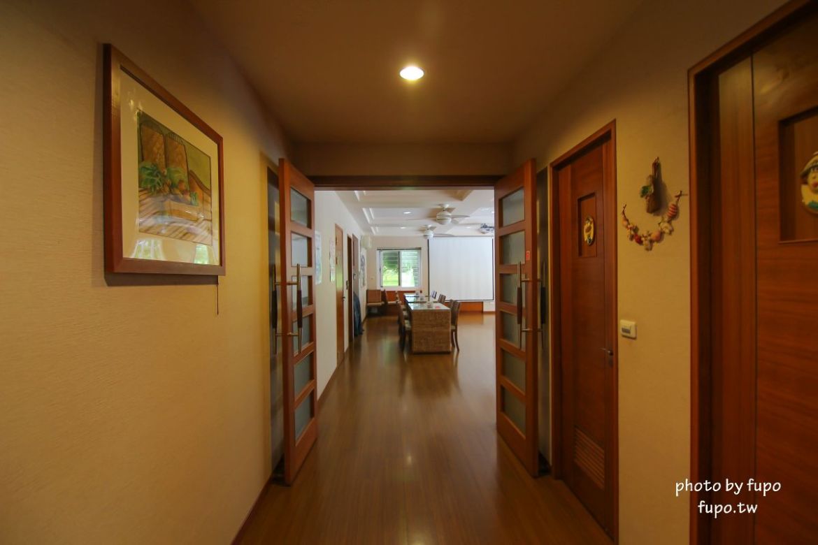 超美!宜蘭白宮秘境,婚紗拍照聖地:天然湧泉,美麗湖畔,免費協力車自行車,戲水池,划船,撞球,在地下午茶(一泊二食)推薦,獨門獨棟設計(日式和室.獨立陽台)~CP值超高,連假度假住宿推薦。