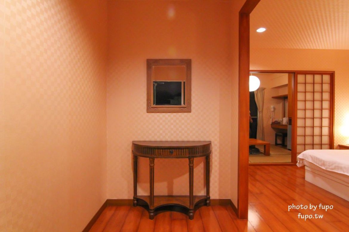 超美!宜蘭白宮秘境,婚紗拍照聖地:天然湧泉,美麗湖畔,免費協力車自行車,戲水池,划船,撞球,在地下午茶(一泊二食)推薦,獨門獨棟設計(日式和室.獨立陽台)~CP值超高,連假度假住宿推薦。