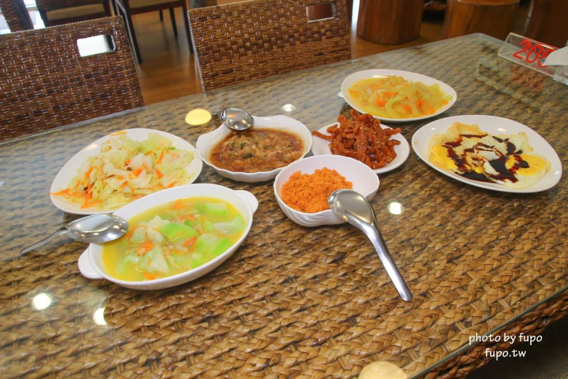 超美!宜蘭白宮秘境,婚紗拍照聖地:天然湧泉,美麗湖畔,免費協力車自行車,戲水池,划船,撞球,在地下午茶(一泊二食)推薦,獨門獨棟設計(日式和室.獨立陽台)~CP值超高,連假度假住宿推薦。