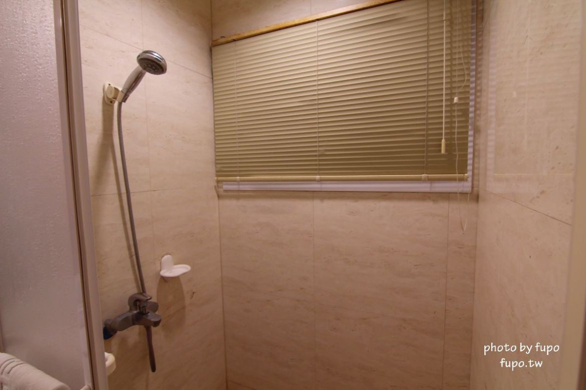 超美!宜蘭白宮秘境,婚紗拍照聖地:天然湧泉,美麗湖畔,免費協力車自行車,戲水池,划船,撞球,在地下午茶(一泊二食)推薦,獨門獨棟設計(日式和室.獨立陽台)~CP值超高,連假度假住宿推薦。