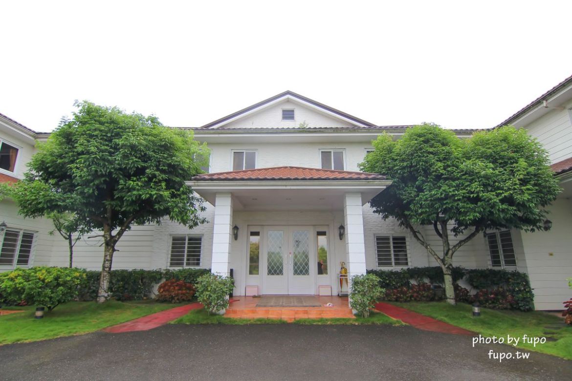 超美!宜蘭白宮秘境,婚紗拍照聖地:天然湧泉,美麗湖畔,免費協力車自行車,戲水池,划船,撞球,在地下午茶(一泊二食)推薦,獨門獨棟設計(日式和室.獨立陽台)~CP值超高,連假度假住宿推薦。