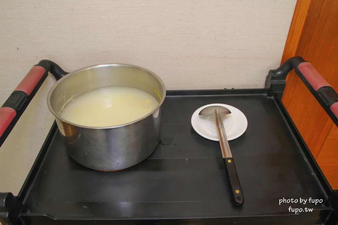 超美!宜蘭白宮秘境,婚紗拍照聖地:天然湧泉,美麗湖畔,免費協力車自行車,戲水池,划船,撞球,在地下午茶(一泊二食)推薦,獨門獨棟設計(日式和室.獨立陽台)~CP值超高,連假度假住宿推薦。