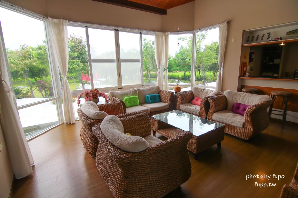 超美!宜蘭白宮秘境,婚紗拍照聖地:天然湧泉,美麗湖畔,免費協力車自行車,戲水池,划船,撞球,在地下午茶(一泊二食)推薦,獨門獨棟設計(日式和室.獨立陽台)~CP值超高,連假度假住宿推薦。