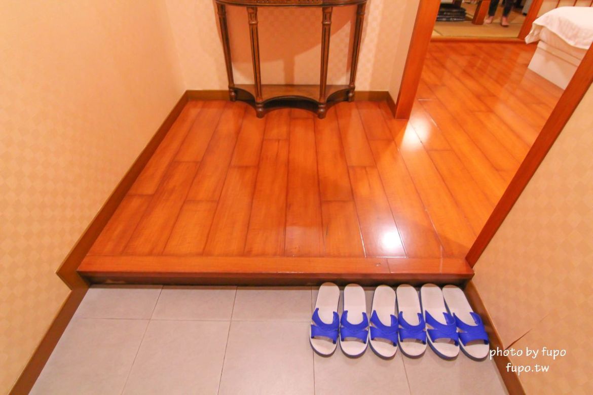 超美!宜蘭白宮秘境,婚紗拍照聖地:天然湧泉,美麗湖畔,免費協力車自行車,戲水池,划船,撞球,在地下午茶(一泊二食)推薦,獨門獨棟設計(日式和室.獨立陽台)~CP值超高,連假度假住宿推薦。