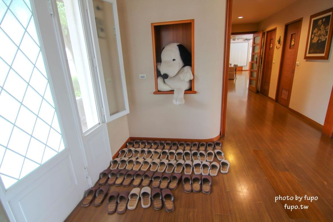 超美!宜蘭白宮秘境,婚紗拍照聖地:天然湧泉,美麗湖畔,免費協力車自行車,戲水池,划船,撞球,在地下午茶(一泊二食)推薦,獨門獨棟設計(日式和室.獨立陽台)~CP值超高,連假度假住宿推薦。