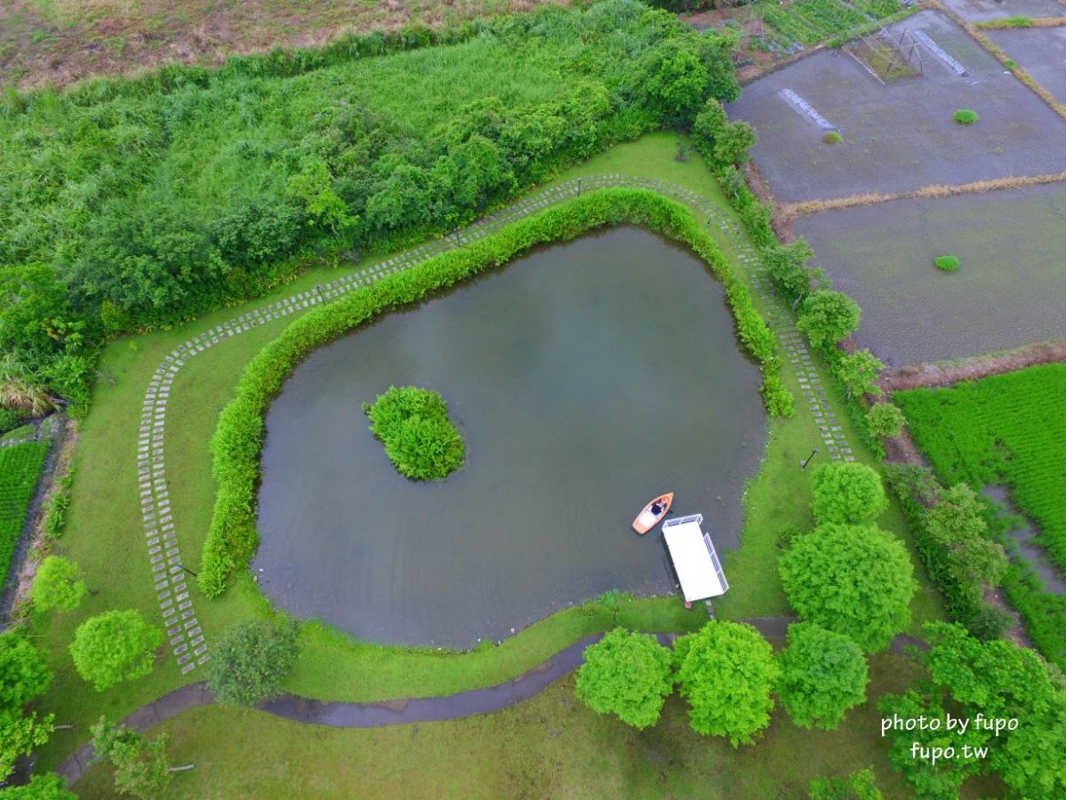 超美!宜蘭白宮秘境,婚紗拍照聖地:天然湧泉,美麗湖畔,免費協力車自行車,戲水池,划船,撞球,在地下午茶(一泊二食)推薦,獨門獨棟設計(日式和室.獨立陽台)~CP值超高,連假度假住宿推薦。