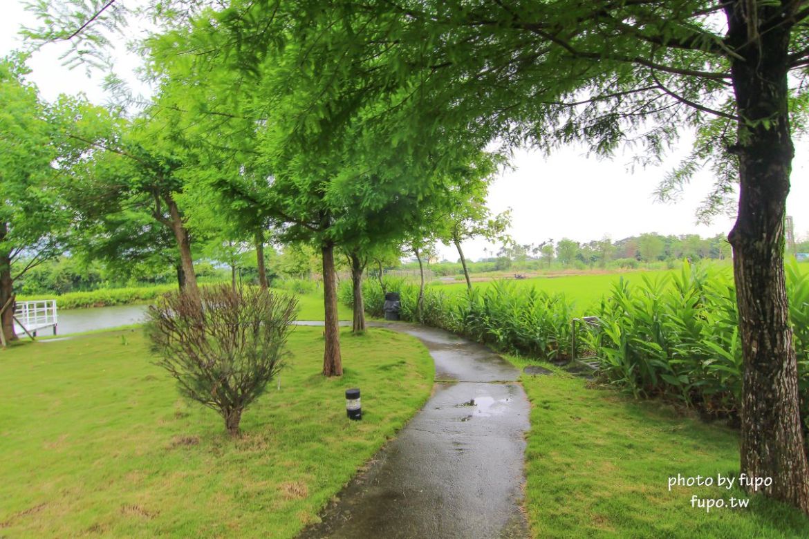 超美!宜蘭白宮秘境,婚紗拍照聖地:天然湧泉,美麗湖畔,免費協力車自行車,戲水池,划船,撞球,在地下午茶(一泊二食)推薦,獨門獨棟設計(日式和室.獨立陽台)~CP值超高,連假度假住宿推薦。