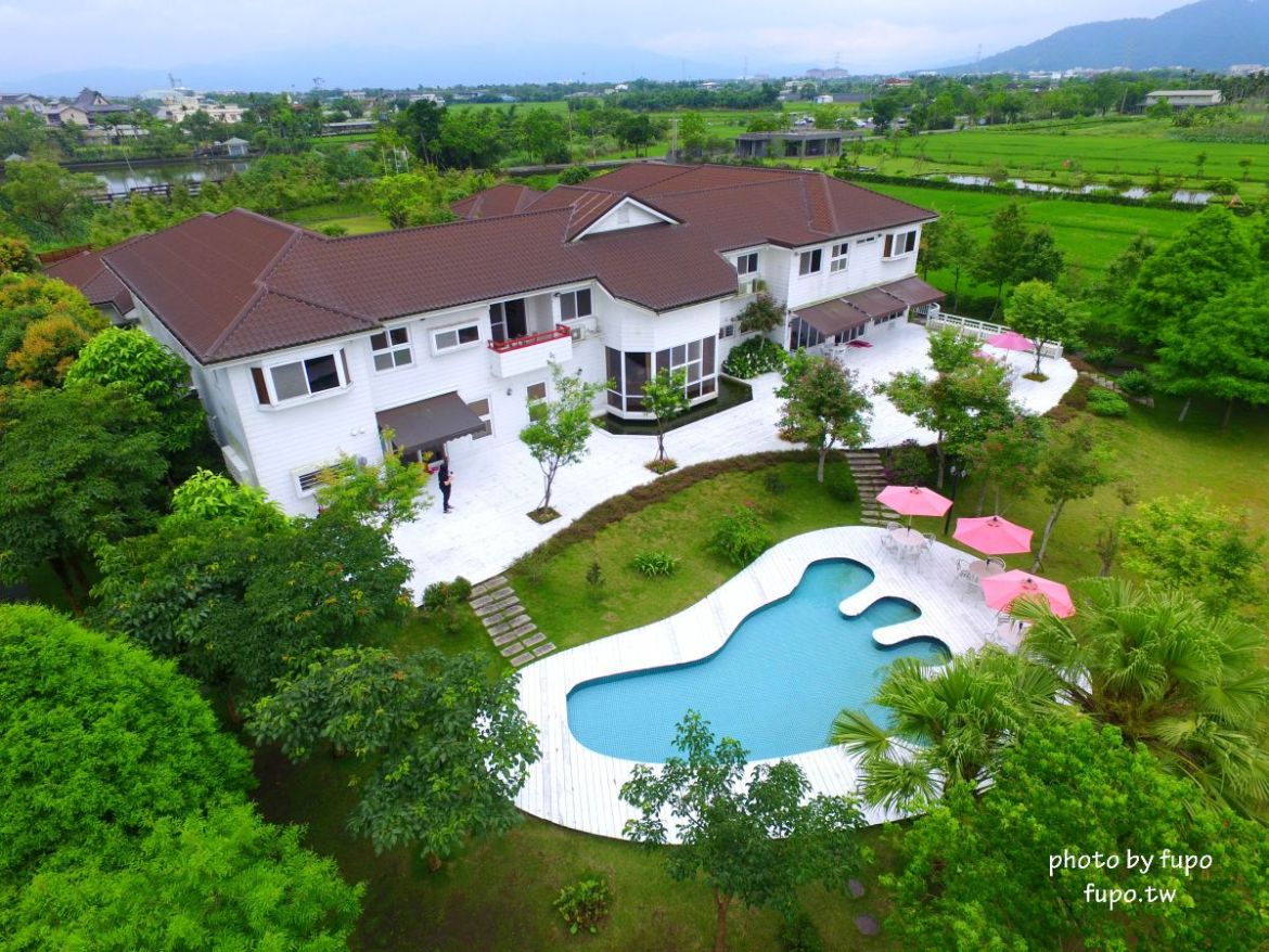 超美!宜蘭白宮秘境,婚紗拍照聖地:天然湧泉,美麗湖畔,免費協力車自行車,戲水池,划船,撞球,在地下午茶(一泊二食)推薦,獨門獨棟設計(日式和室.獨立陽台)~CP值超高,連假度假住宿推薦。