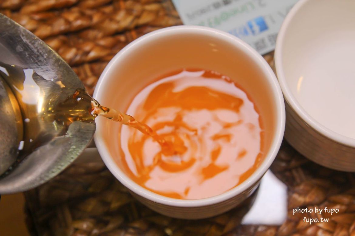 超美!宜蘭白宮秘境,婚紗拍照聖地:天然湧泉,美麗湖畔,免費協力車自行車,戲水池,划船,撞球,在地下午茶(一泊二食)推薦,獨門獨棟設計(日式和室.獨立陽台)~CP值超高,連假度假住宿推薦。