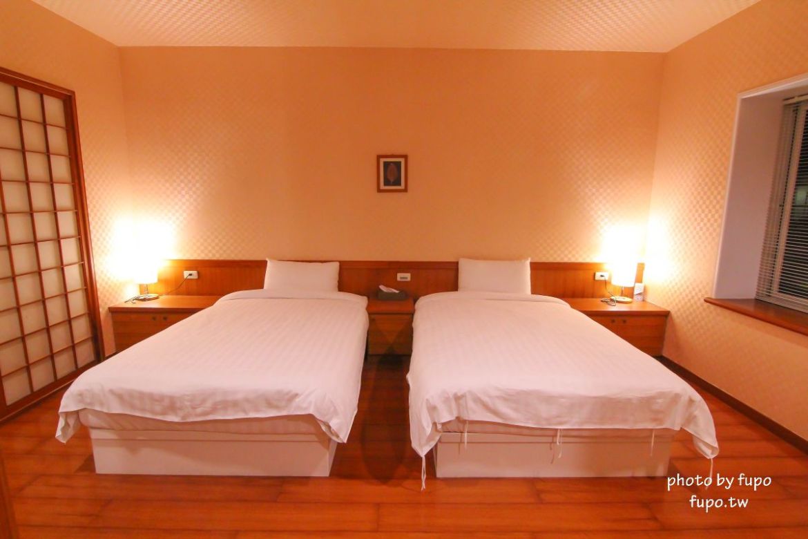 超美!宜蘭白宮秘境,婚紗拍照聖地:天然湧泉,美麗湖畔,免費協力車自行車,戲水池,划船,撞球,在地下午茶(一泊二食)推薦,獨門獨棟設計(日式和室.獨立陽台)~CP值超高,連假度假住宿推薦。