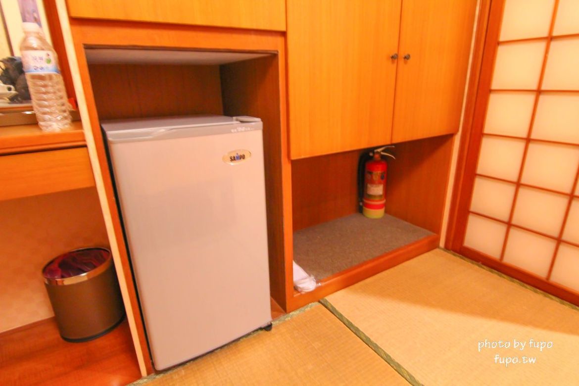 超美!宜蘭白宮秘境,婚紗拍照聖地:天然湧泉,美麗湖畔,免費協力車自行車,戲水池,划船,撞球,在地下午茶(一泊二食)推薦,獨門獨棟設計(日式和室.獨立陽台)~CP值超高,連假度假住宿推薦。