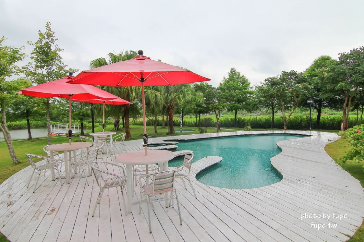 超美!宜蘭白宮秘境,婚紗拍照聖地:天然湧泉,美麗湖畔,免費協力車自行車,戲水池,划船,撞球,在地下午茶(一泊二食)推薦,獨門獨棟設計(日式和室.獨立陽台)~CP值超高,連假度假住宿推薦。