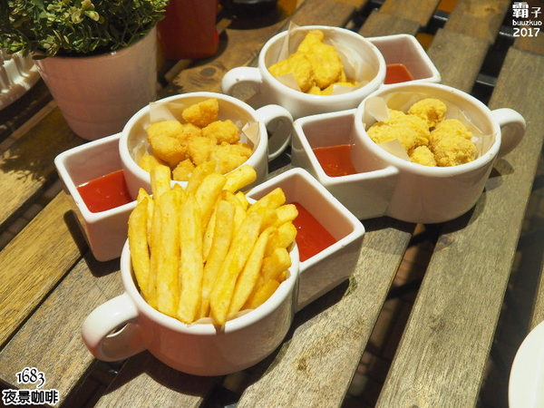 1683 夜景咖啡:1683夜景咖啡,賞夜景還有夢幻花牆可以合照~