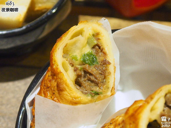 1683 夜景咖啡:1683夜景咖啡,賞夜景還有夢幻花牆可以合照~