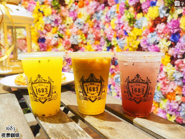 1683 夜景咖啡:1683夜景咖啡,賞夜景還有夢幻花牆可以合照~