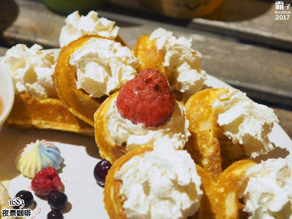 1683 夜景咖啡:1683夜景咖啡,賞夜景還有夢幻花牆可以合照~