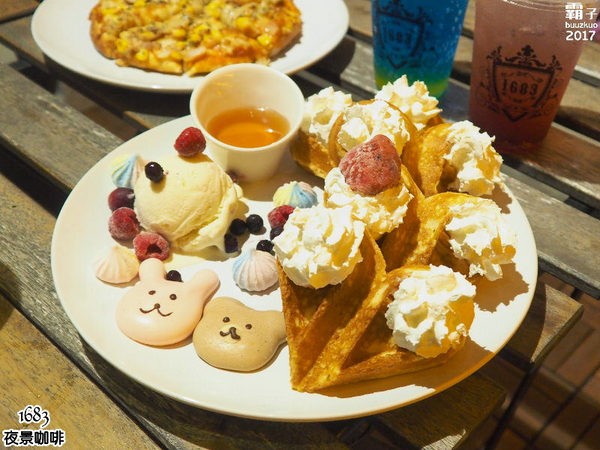 1683 夜景咖啡:1683夜景咖啡,賞夜景還有夢幻花牆可以合照~