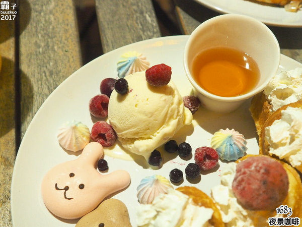 1683 夜景咖啡:1683夜景咖啡,賞夜景還有夢幻花牆可以合照~