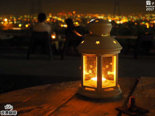 1683 夜景咖啡:1683夜景咖啡,賞夜景還有夢幻花牆可以合照~