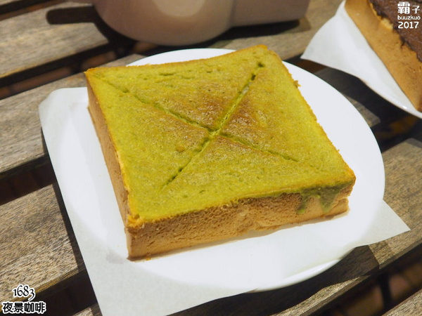 1683 夜景咖啡:1683夜景咖啡,賞夜景還有夢幻花牆可以合照~