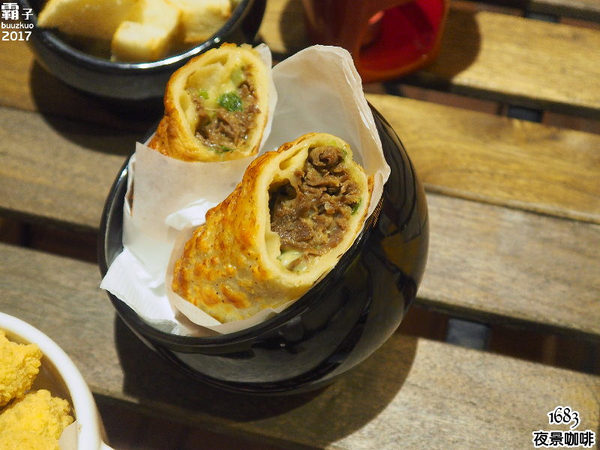 1683 夜景咖啡:1683夜景咖啡,賞夜景還有夢幻花牆可以合照~