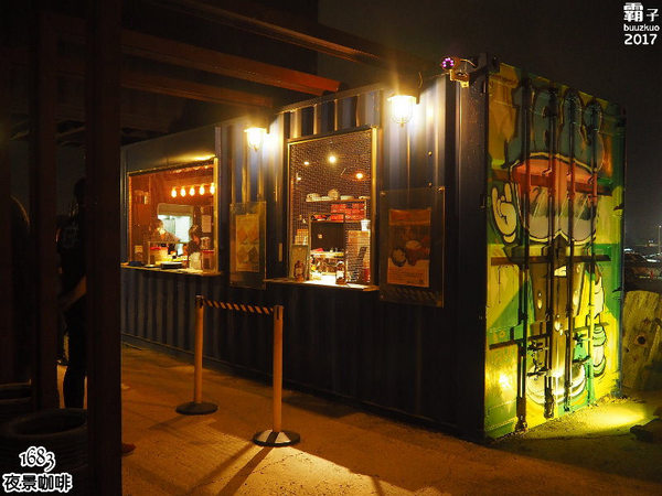 1683 夜景咖啡:1683夜景咖啡,賞夜景還有夢幻花牆可以合照~