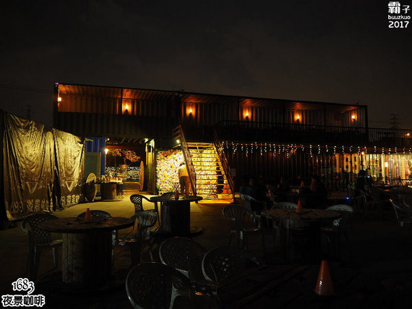 1683 夜景咖啡:1683夜景咖啡,賞夜景還有夢幻花牆可以合照~