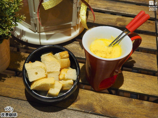 1683 夜景咖啡:1683夜景咖啡,賞夜景還有夢幻花牆可以合照~