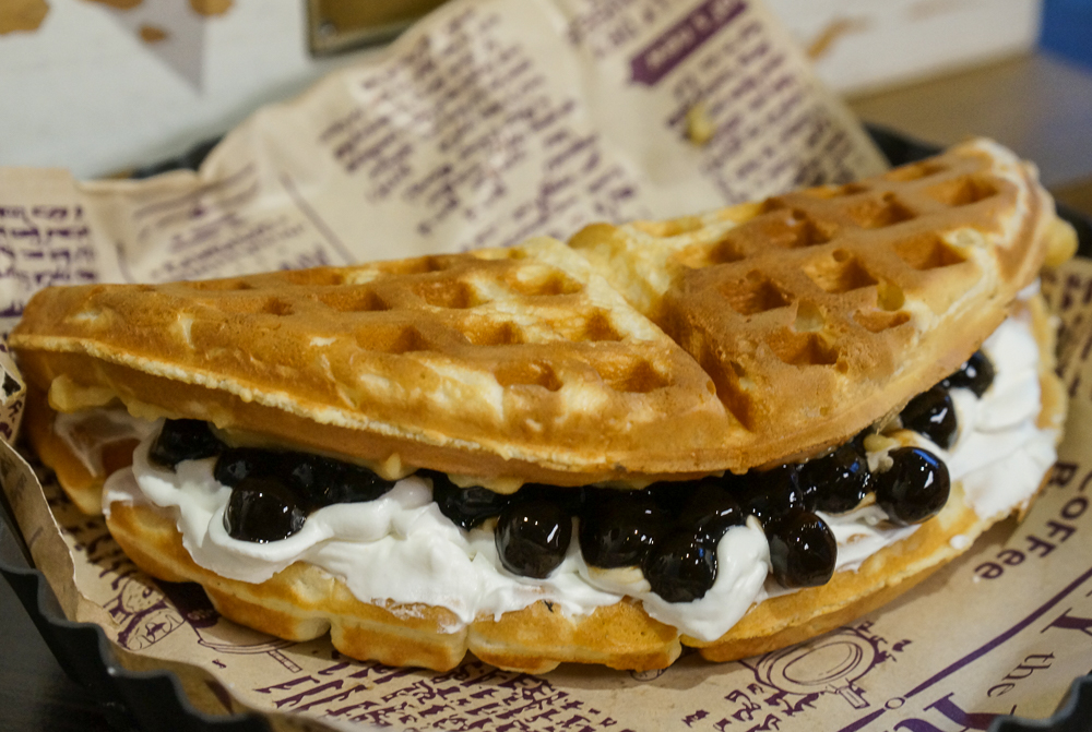 [高雄]Oh Mia歐米芽鬆餅屋-銅板價!?超酷珍珠厚奶茶鬆餅x牽絲爆餡創意披薩鬆餅!超高C/P值 高雄鬆餅推薦 - 美食好芃友