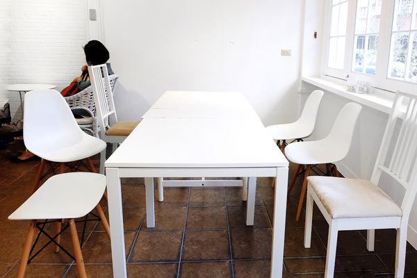 宜蘭全台唯一一間「米」戚風蛋糕專門店。一個月只開七天的白色廚房,用心堅持和擁有自己的想法堆砌起這間工作室,使用在地食材做出有故事的「米」戚風|宜蘭咖啡廳、宜蘭美食