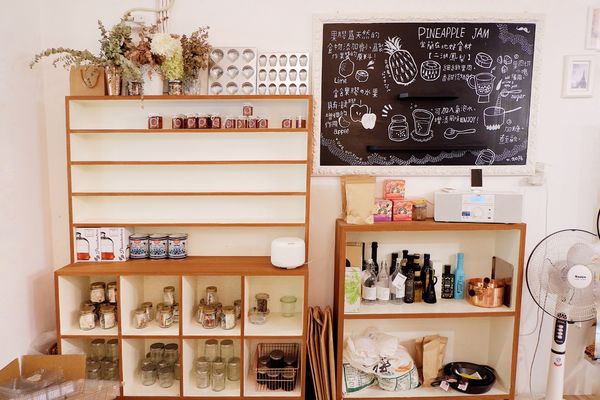 宜蘭全台唯一一間「米」戚風蛋糕專門店。一個月只開七天的白色廚房,用心堅持和擁有自己的想法堆砌起這間工作室,使用在地食材做出有故事的「米」戚風|宜蘭咖啡廳、宜蘭美食